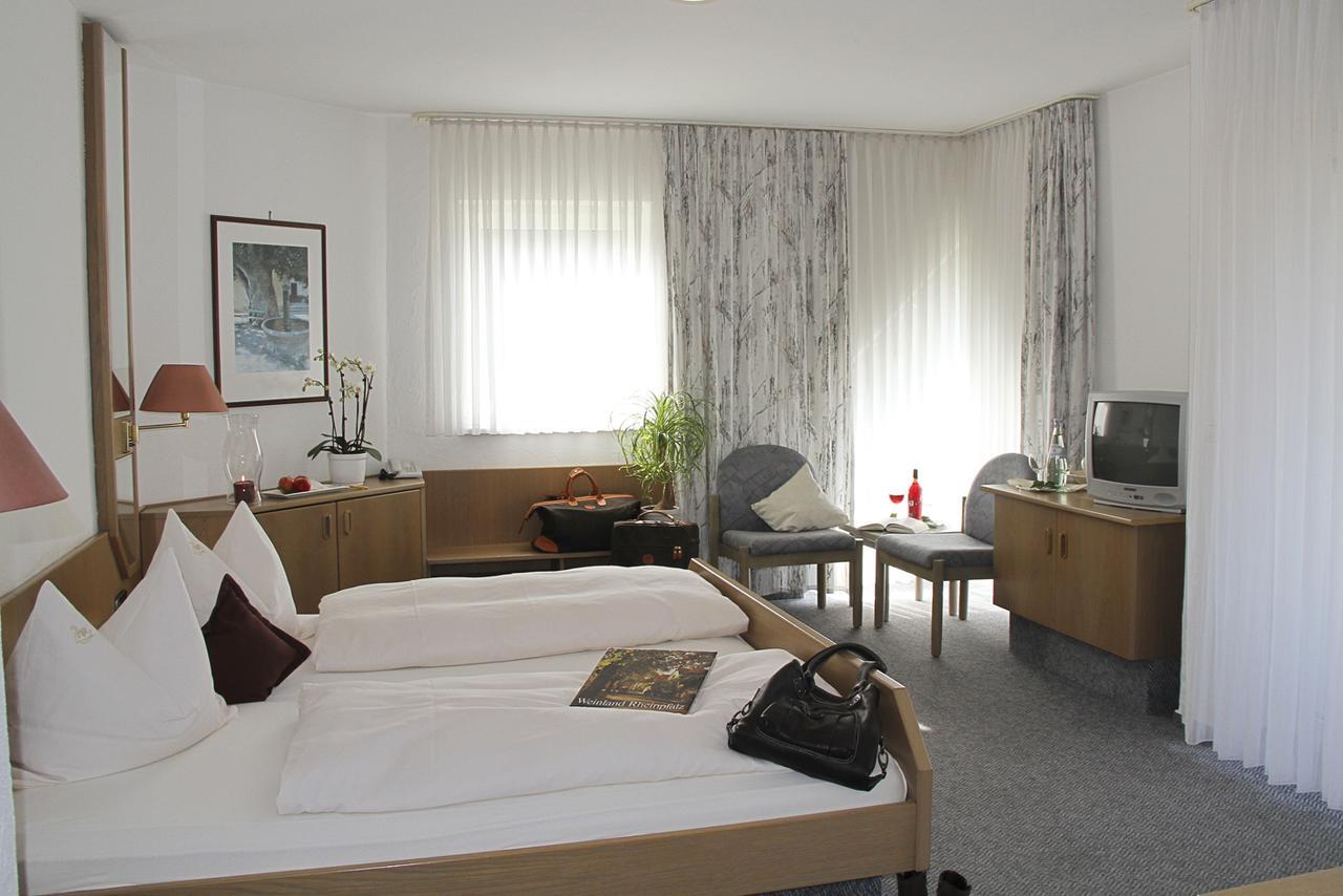 Hotel- Restaurant Zum Schwan Waldfischbach-Burgalben Exteriör bild